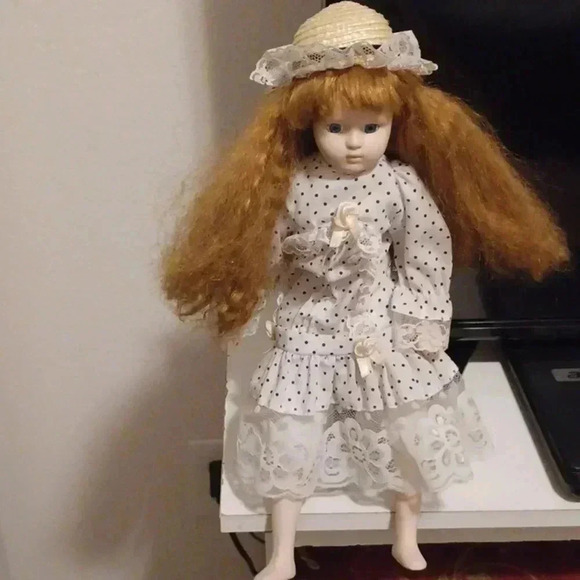 Vintage Tina America's porcelain doll with hat and polkadot dress. - Picture 3 of 10